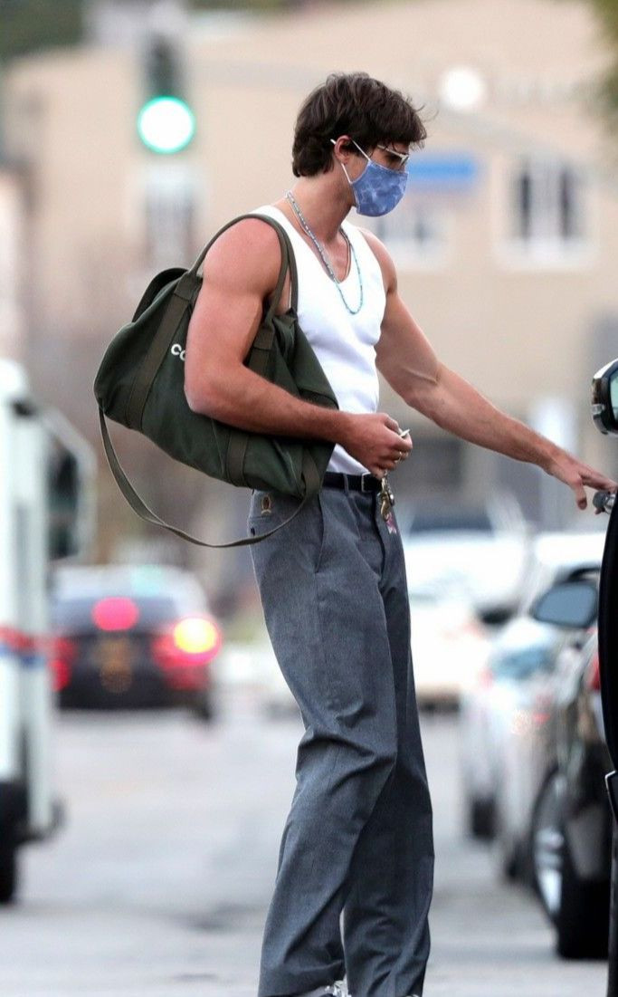 Thiết kế của chiếc túi này ưu tiên sự tiện nghi, có thể đựng nhiều đồ như một chiếc ba lô, nhưng lại phong cách hơn. Thiết kế của chiếc túi này ưu tiên sự tiện nghi, có thể đựng nhiều đồ như một chiếc ba lô, nhưng lại phong cách hơn.