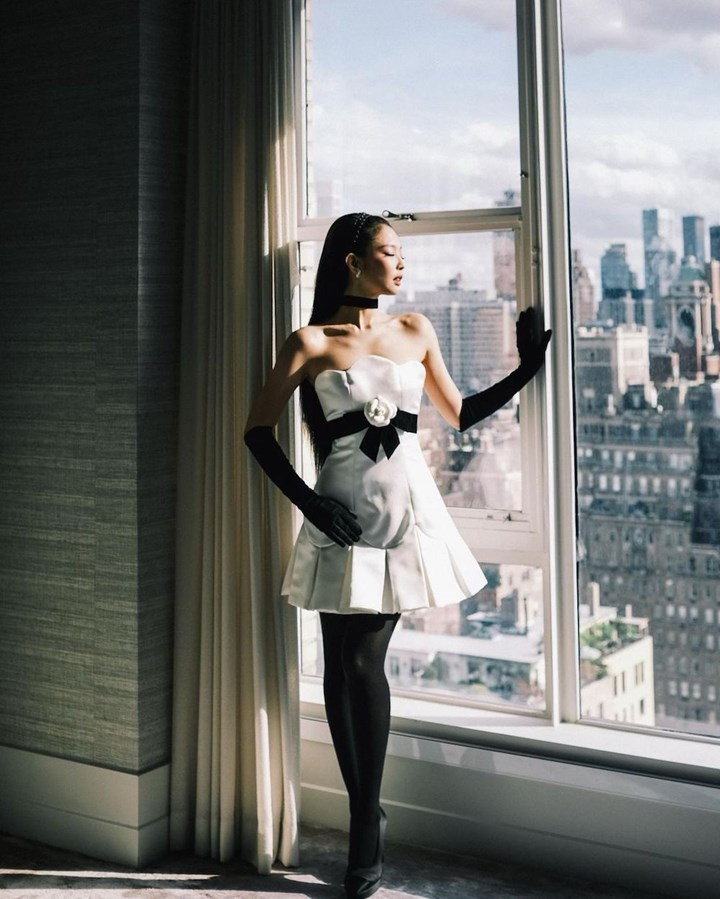 Jennie (BLACKPINK) chụp ảnh đang đứng ở cửa sổ phòng khách sạn. Jennie (BLACKPINK) chụp ảnh đang đứng ở cửa sổ phòng khách sạn.