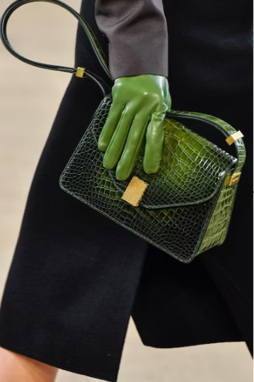 Da cá sấu được đón chào trở lại trên sàn diễn của Lavin. Da cá sấu được đón chào trở lại trên sàn diễn của Lavin.