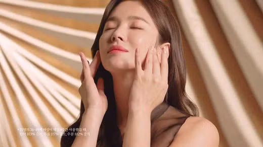 Dù các loại kem phục hồi khuyết điểm và serum có trách nhiệm làm cho da mịn màng và đẹp hơn, nhưng thoa chúng lên lúc da khô ráo thì sẽ không hấp thụ được hoàn toàn.