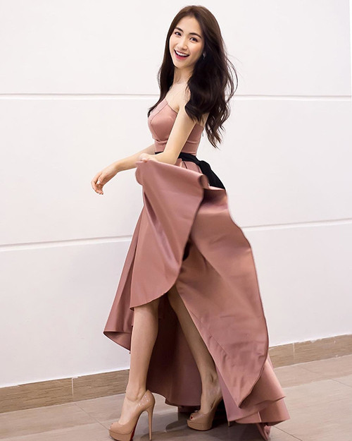 Đối với một đôi giày mới mua về, phần đế còn độ bóng nên rất dễ trơn trượt.