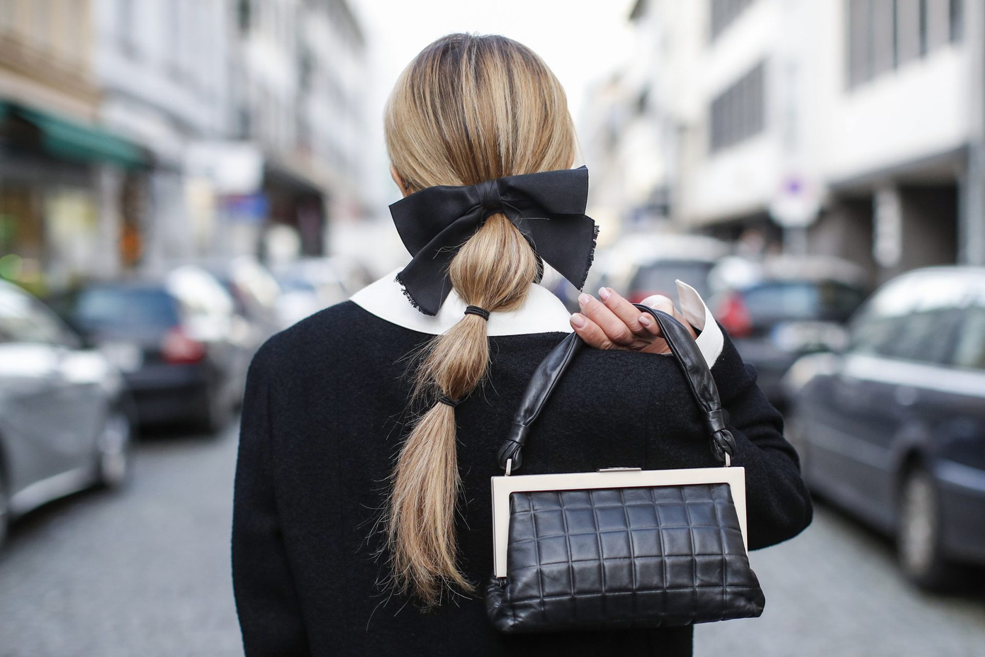 Kẹp nơ kết hợp với kiểu cột tóc bubble ponytail. Kẹp nơ kết hợp với kiểu cột tóc bubble ponytail.