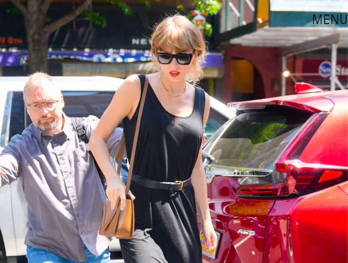 Taylor Swift yêu thích sự đơn giản và cổ điển như váy maxi, áo thun, sandal. Taylor Swift yêu thích sự đơn giản và cổ điển như váy maxi, áo thun, sandal.