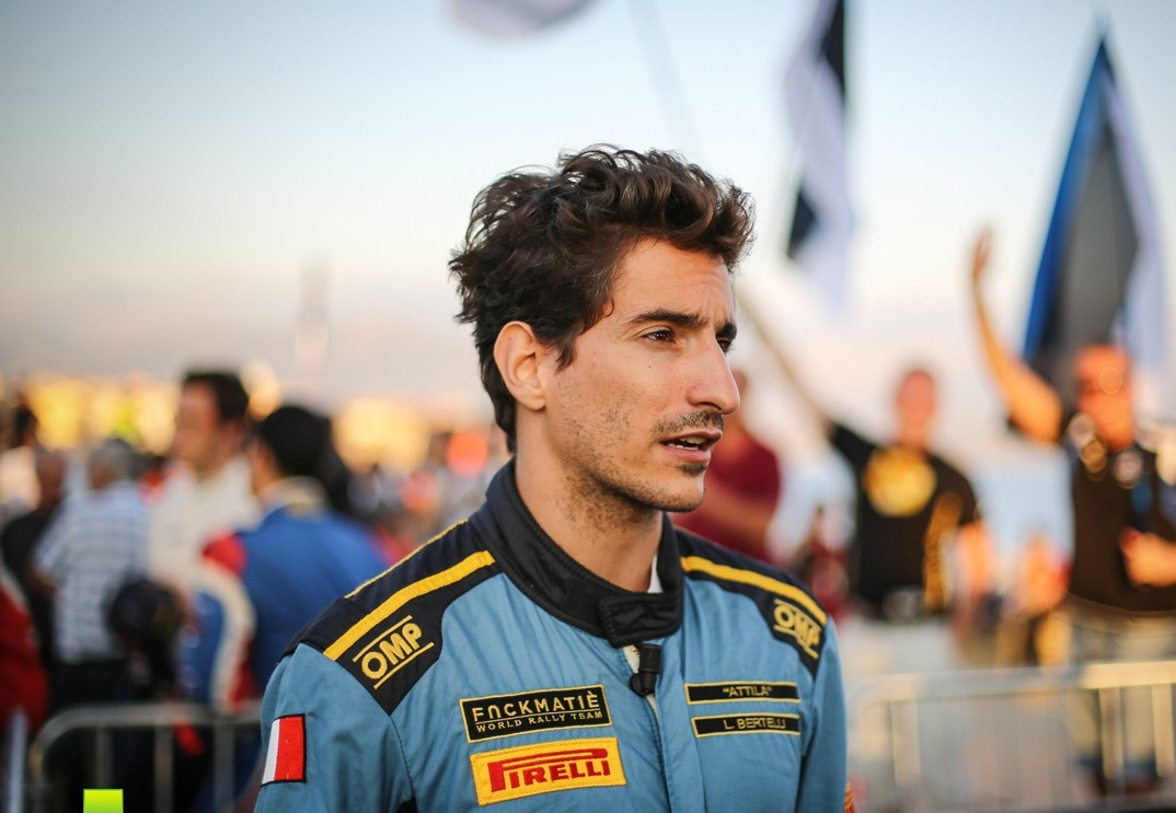 Thế hệ thứ 2 của đế chế Prada đang vào độ tuổi nghỉ hưu, vì vậy họ đang cố gắng sắp xếp tương lai cho thế hệ thứ 3. Và tương lai của Prada đang nằm trong tay của Lorenzo Bertelli. Thế hệ thứ 2 của đế chế Prada đang vào độ tuổi nghỉ hưu, vì vậy họ đang cố gắng sắp xếp tương lai cho thế hệ thứ 3. Và tương lai của Prada đang nằm trong tay của Lorenzo Bertelli.