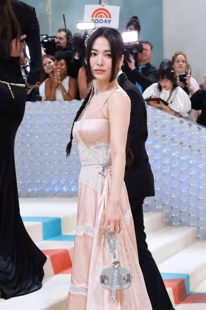 Song Hye Kyo mặc thiết kế nằm trong BTS Haute Couture Xuân Hè 2023 của nhà mốt Fendi. Sự nền nã từ mọi chi tiết, không đeo phụ kiện mà để túi xách và mái tóc Hime làm điểm nhấn.