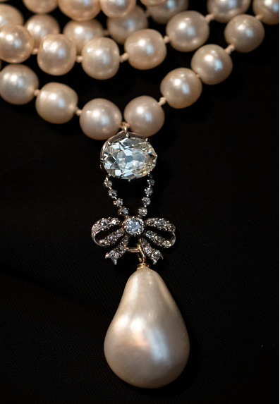 Vào năm 2018, chiếc mặt dây chuyền đã được bán đấu giá với giá 36 triệu USD.