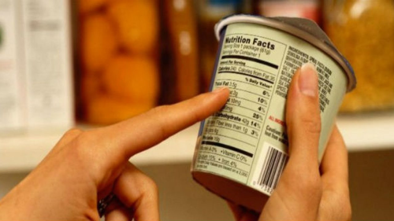 Kiểm tra kĩ thành phần dinh dưỡng sẽ giúp bạn giảm lượng đường và calo nạp vào người. Kiểm tra kĩ thành phần dinh dưỡng sẽ giúp bạn giảm lượng đường và calo nạp vào người.