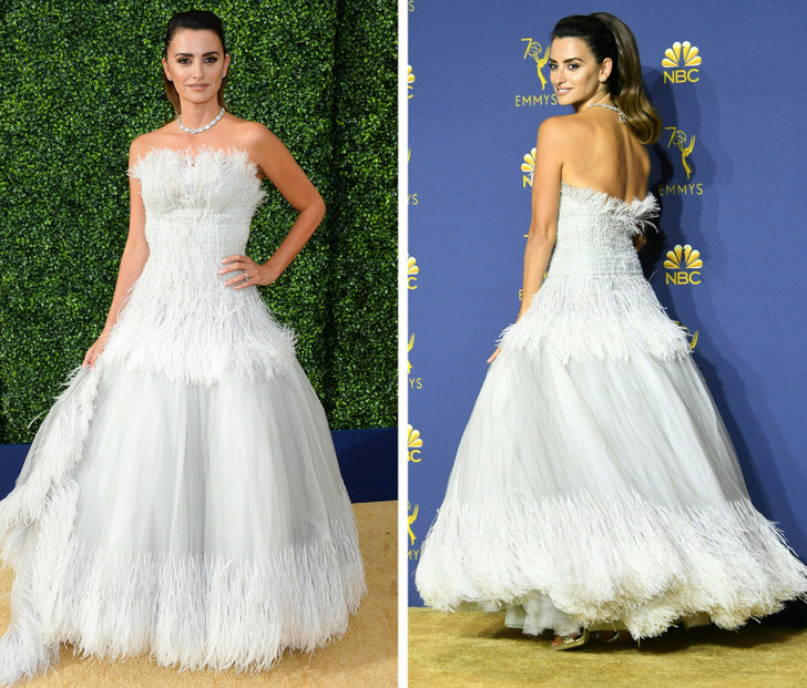 Penelope Cruz đẹp xuất sắc với phần mặt vòng cổ nhấn sau lưng.