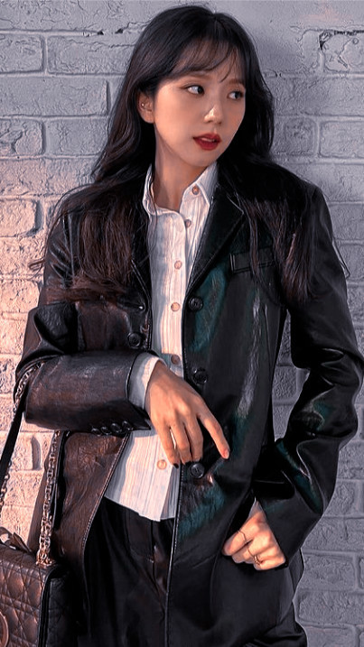 Không thấy sự khác biệt nhiều giữa quần áo da thật đắt tiền và quần áo giả da bình dân. Không thấy sự khác biệt nhiều giữa quần áo da thật đắt tiền và quần áo giả da bình dân.