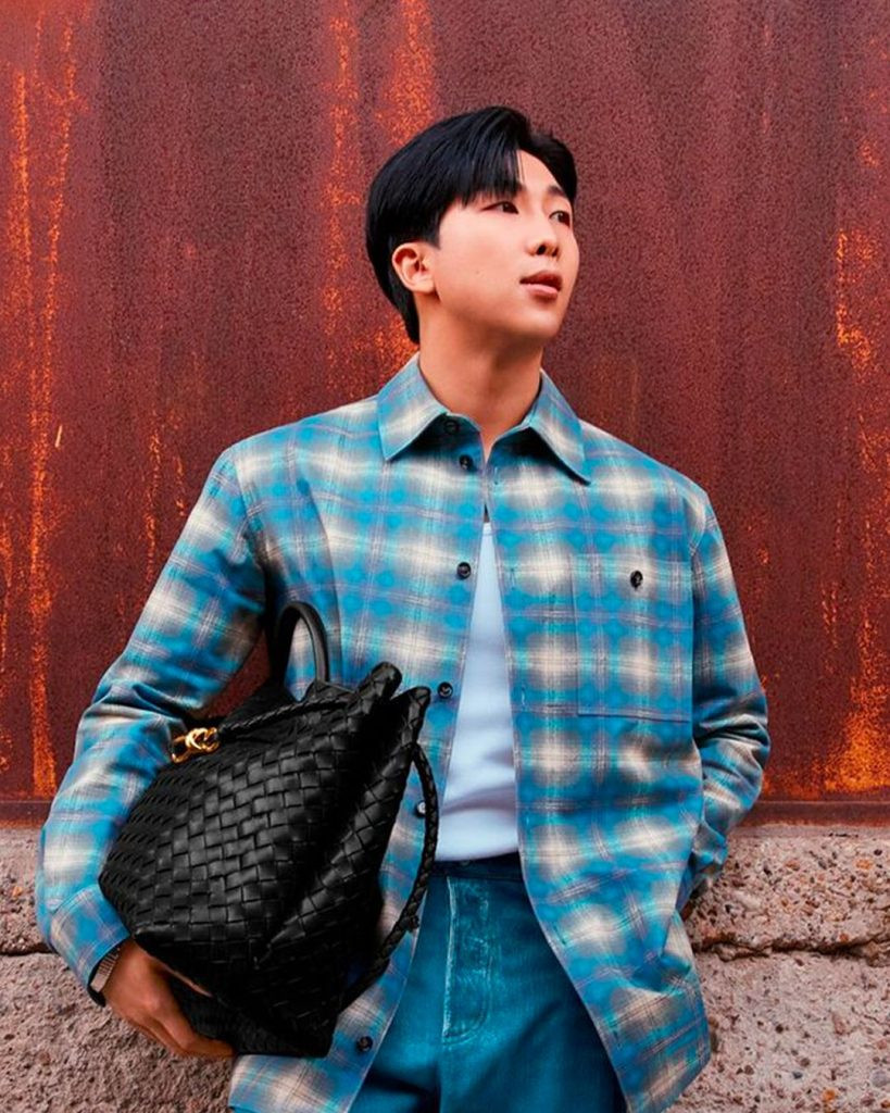 Nhiều năm qua, các thương hiệu thời trang từ cao cấp đến xa xỉ đã nỗ lực xóa bỏ những cái nhìn bảo thủ việc đàn ông xách túi. Nhiều năm qua, các thương hiệu thời trang từ cao cấp đến xa xỉ đã nỗ lực xóa bỏ những cái nhìn bảo thủ việc đàn ông xách túi.