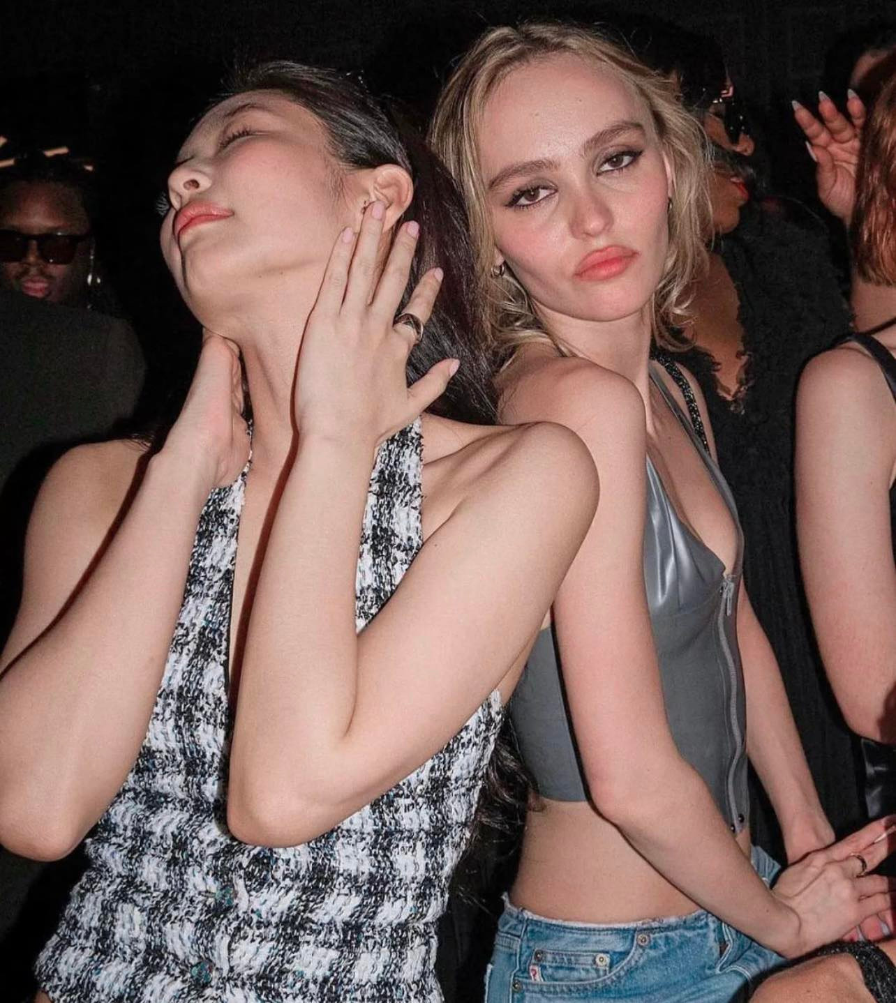 Jennie chia sẻ sự có mặt của Lily ở phim trường giúp cô đỡ bỡ ngỡ: “Cô ấy thực sự đã giúp tôi rất nhiều. Kể cho tôi nghe về những cảnh quay, và thật thoải mái khi có cô ấy ở đó". Jennie chia sẻ sự có mặt của Lily ở phim trường giúp cô đỡ bỡ ngỡ: “Cô ấy thực sự đã giúp tôi rất nhiều. Kể cho tôi nghe về những cảnh quay, và thật thoải mái khi có cô ấy ở đó".