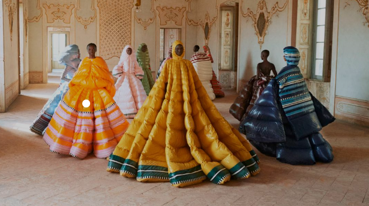 ... nhưng Pierpaolo Piccioli đã gây sốc ở Tuần lễ thời trang London khi thiết kế đầm dạ hội cho Moncler. ... nhưng Pierpaolo Piccioli đã gây sốc ở Tuần lễ thời trang London khi thiết kế đầm dạ hội cho Moncler.