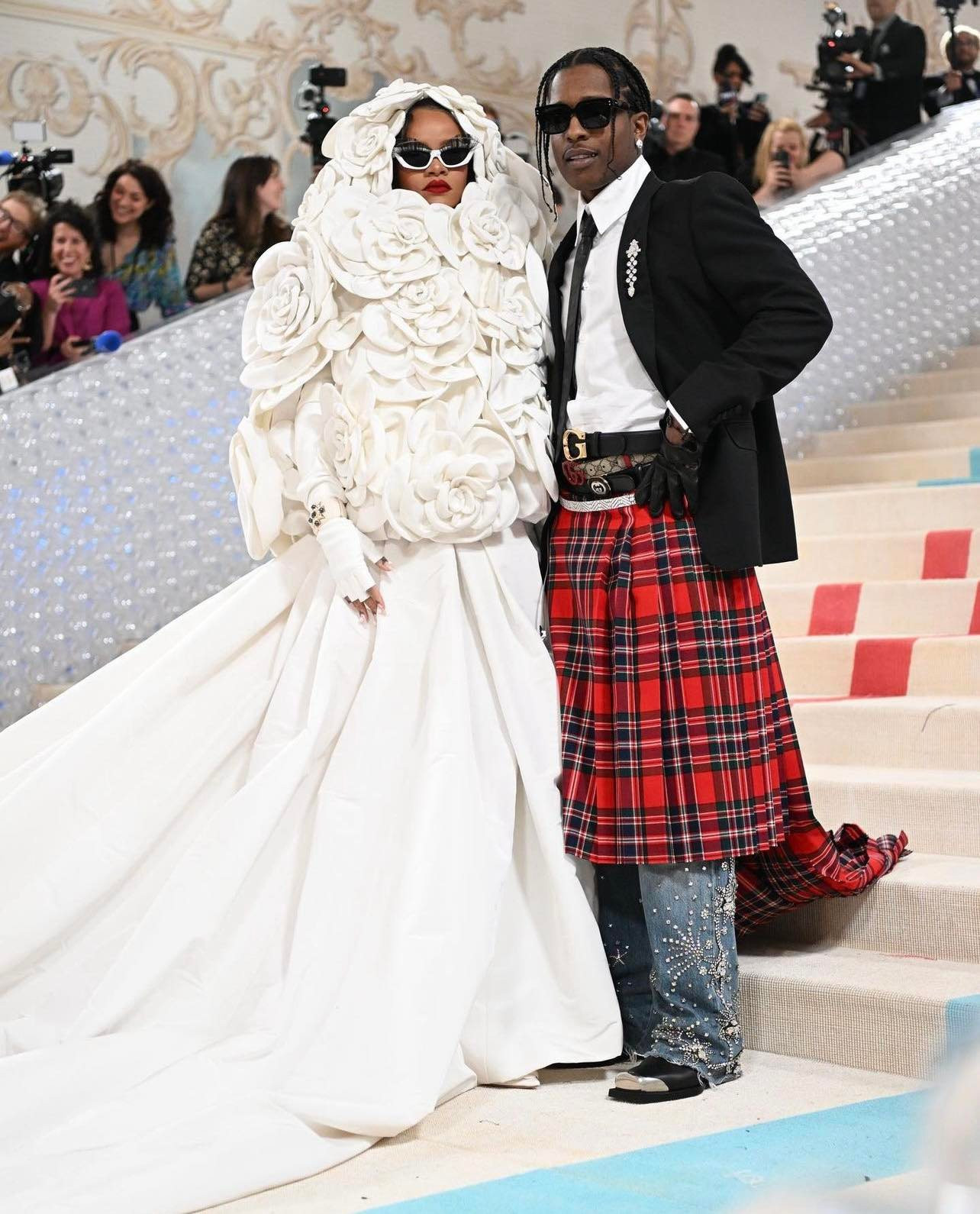 Rihanna vẫn nổi bật như thường khi nhưng bộ trang phục lại không có gì bất ngờ.