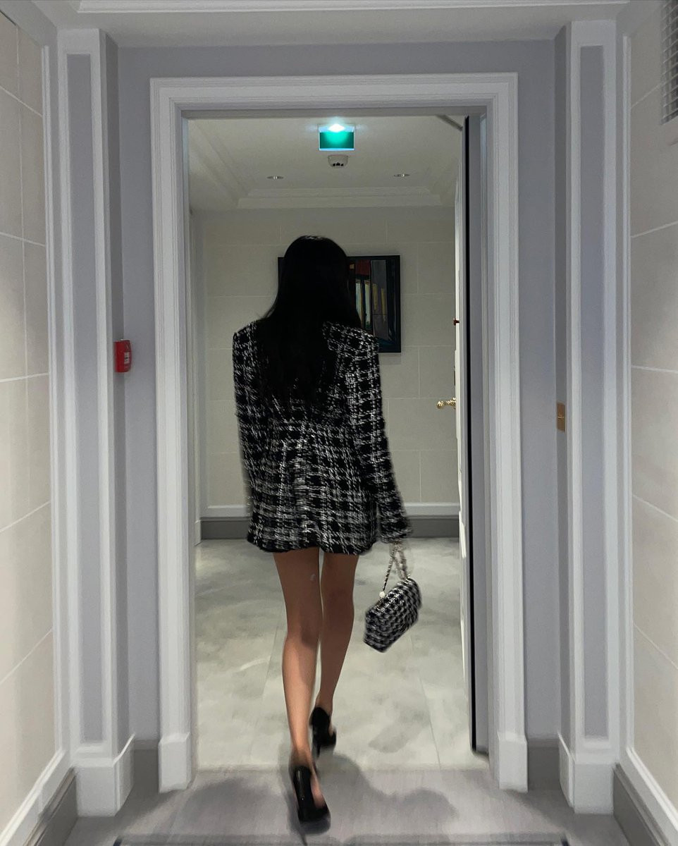 Jennie cũng sở hữu một chiếc túi Chanel tweed khác màu trắng đen. Jennie cũng sở hữu một chiếc túi Chanel tweed khác màu trắng đen.