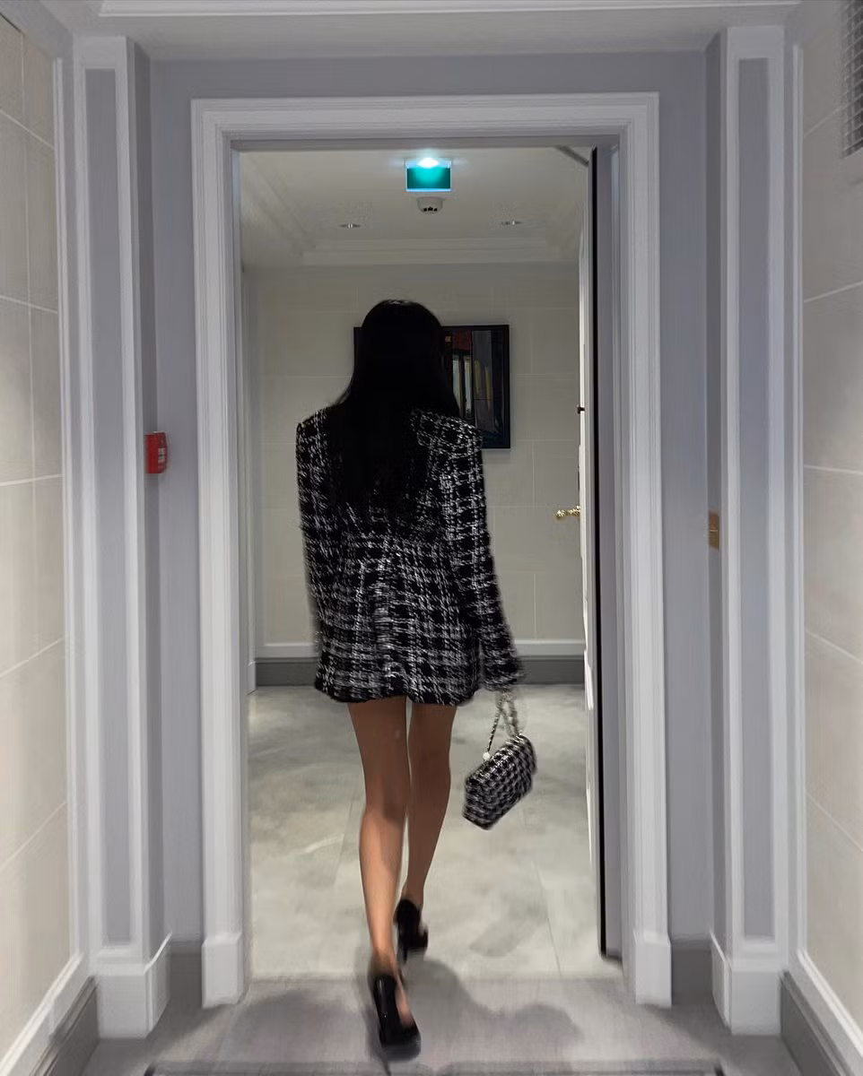 Jennie cũng sở hữu một chiếc túi Chanel tweed khác màu trắng đen. Jennie cũng sở hữu một chiếc túi Chanel tweed khác màu trắng đen.
