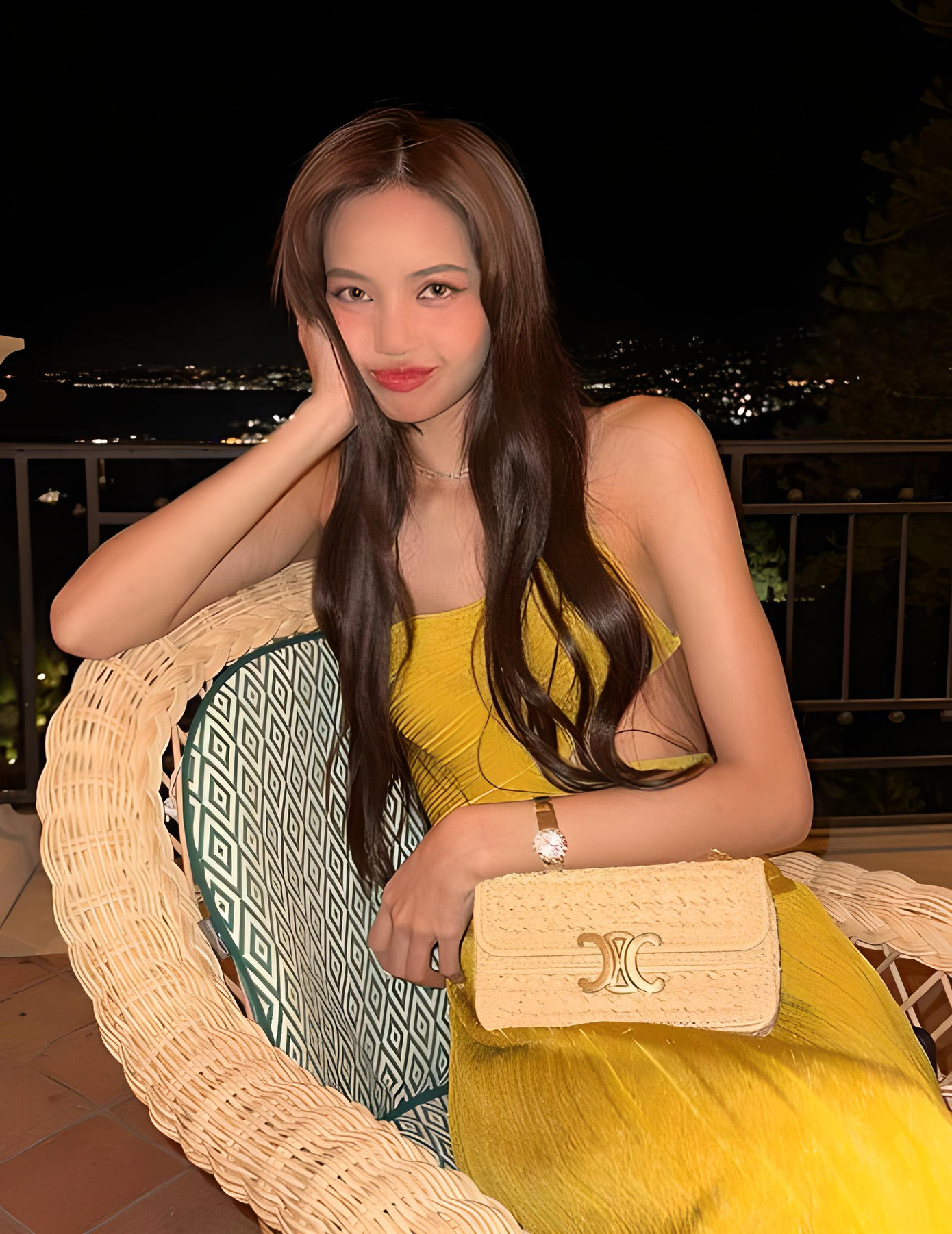 Từ túi xách thời trang, mũ nón đến giỏ đựng hàng hóa hay các vật trang trí nội thất, raffia đã chứng tỏ khả năng thích ứng vượt trội, dễ áp dụng và có tính thẩm mỹ cao. Từ túi xách thời trang, mũ nón đến giỏ đựng hàng hóa hay các vật trang trí nội thất, raffia đã chứng tỏ khả năng thích ứng vượt trội, dễ áp dụng và có tính thẩm mỹ cao.