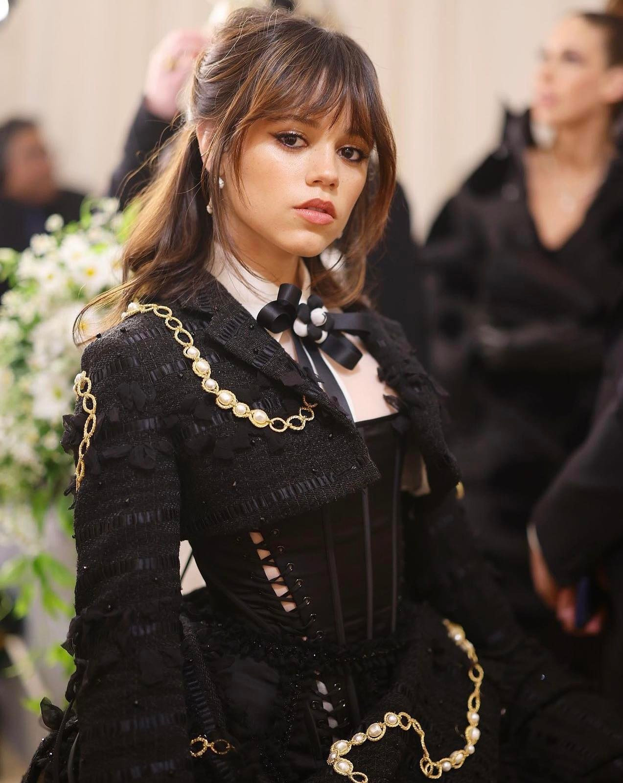 Jenna Ortega quá thông minh khi mặc đồ đúng chất Karl nhưng khiến người ta cảm nhận đây chính là Wednesday - &quot;cô Tư&quot; đình đám đi dự Met Gala. Cô cũng khôn ngoan chọn thiết kế của Thom Browne, một nhà thiết kế kỳ bí như chính bộ phim Wednesday.