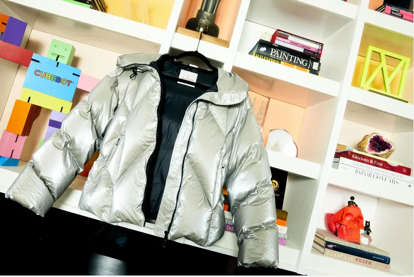 Chiếc áo Moncler bạc Rocha yêu thích, đây có thể là đề khó với nhiều người nhưng với Coco Rocha cô ấy luôn biết cách làm sao để đẹp trong áo khoác giữ ấm này. Chiếc áo Moncler bạc Rocha yêu thích, đây có thể là đề khó với nhiều người nhưng với Coco Rocha cô ấy luôn biết cách làm sao để đẹp trong áo khoác giữ ấm này.