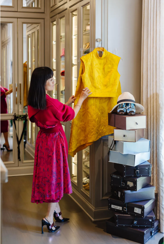 Bộ này là từ bộ sưu tập đầu tiên của Hạnh Merriman. Áo Tre có thể được mặc phía trước hoặc phía sau đều được. Kết hợp với váy Lily phù hợp. Một dấu ấn tôn vinh văn hóa Việt Nam.