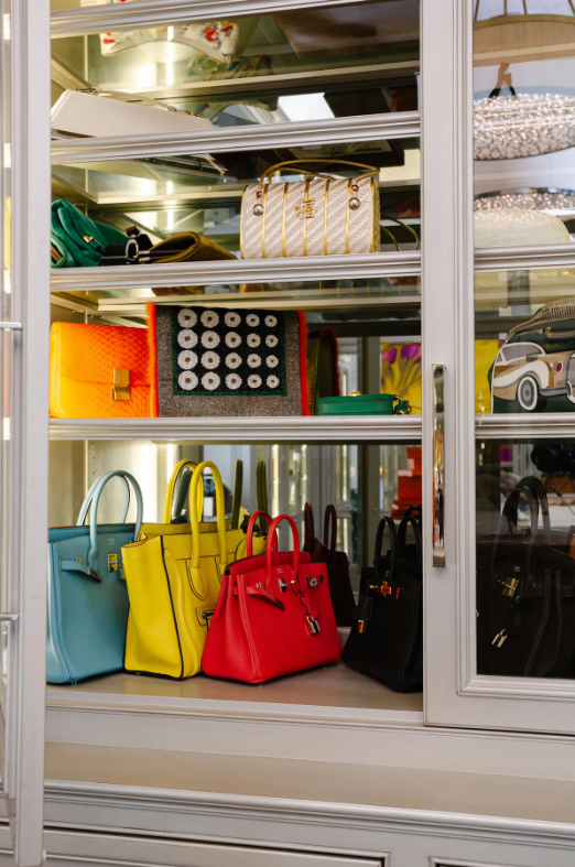 Bộ sưu tập túi xách của nhà thiết kế vô cùng ấn tượng với đủ các sắc thái sắc màu.