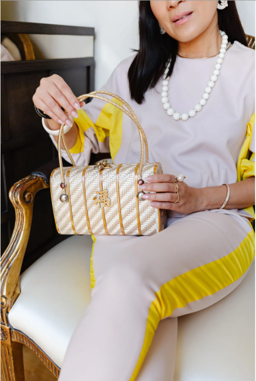 &quot;Mẹ tôi đã tặng tôi chiếc túi này. Đó là món quà đầu tiên mà bố tôi tặng cho mẹ tôi khi bà 16 tuổi. Nó đã hơn 60 năm tuổi và giữ một vị trí rất đặc biệt trong trái tim tôi&quot;.