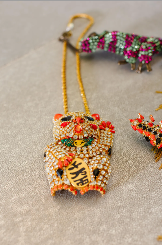 Những món trang sức tinh xảo chi tiết trong kho trang phục của nhà thiết kế.