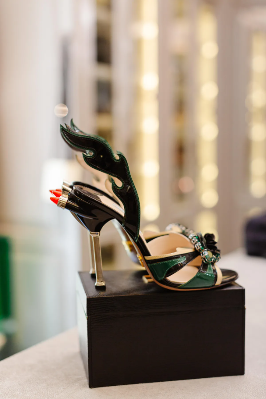 Một trong những thiết kế giày vintage của Prada mà NTK Hạnh Merriman rất yêu thích.