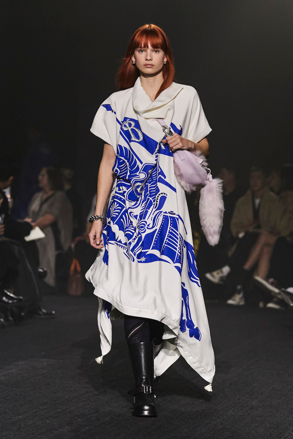 Và quả thật, "kị sỹ trở lại" đã xuất hiện trên sàn diễn! Và quả thật, "kị sỹ trở lại" đã xuất hiện trên sàn diễn!