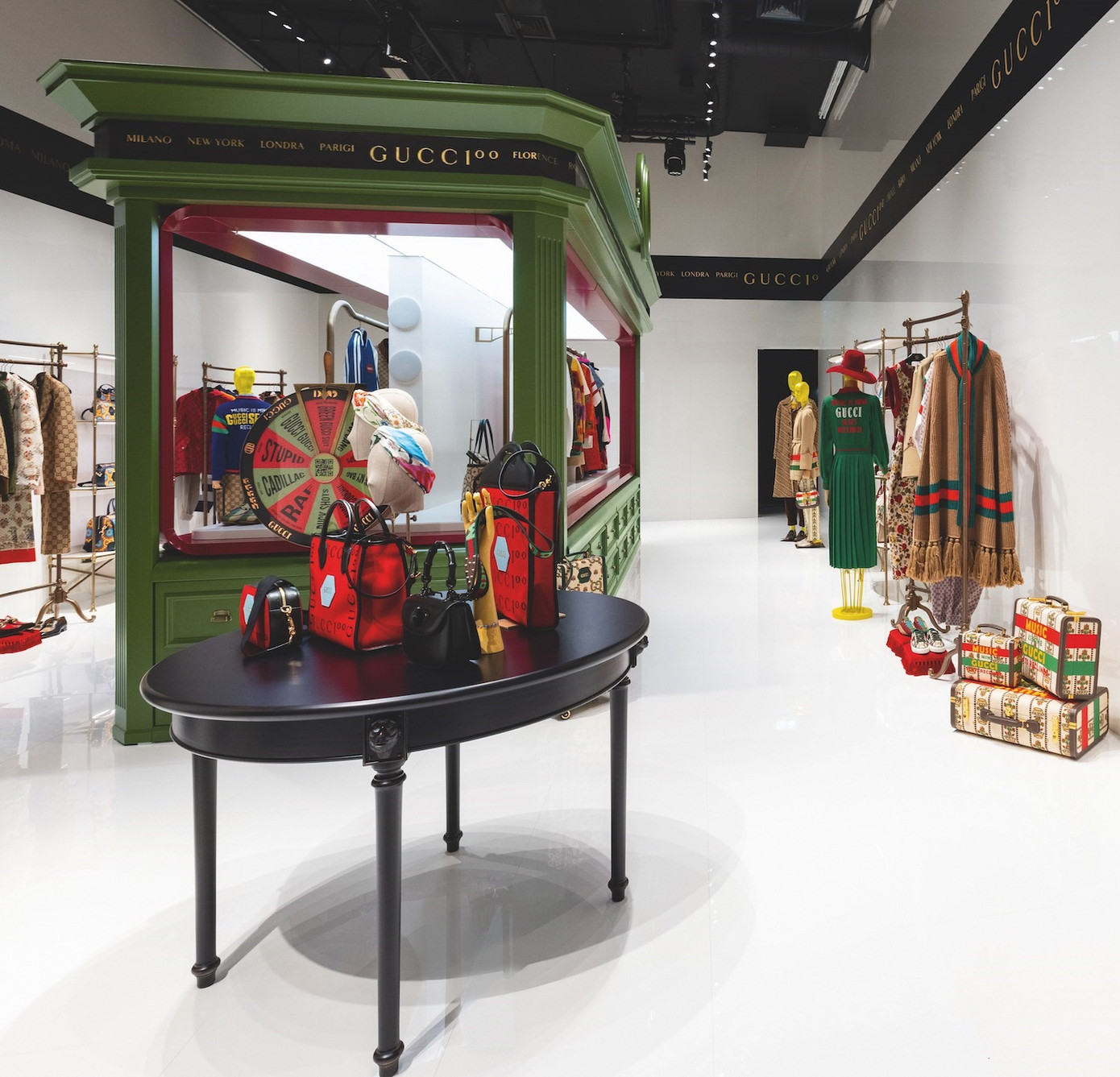 Ở cửa hàng dành riêng cho giới siêu giàu, Gucci không bán món gì có giá dưới 40.000 đôla.