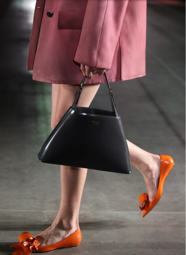 Đôi giày cũng có kiểu dáng phẳng - phần mũi nhọn đặc trưng hiện nay vẫn được giữ nguyên.