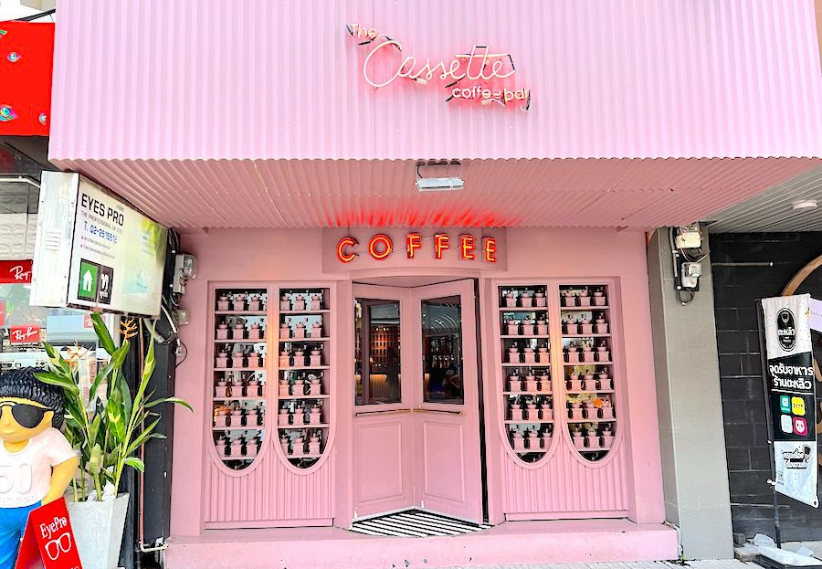 Đội ngũ đằng sau The Cassette Music Bar được giao nhiệm vụ mang đến cho bạn một nơi nghỉ ngơi theo chủ đề màu hồng hoài cổ. Đội ngũ đằng sau The Cassette Music Bar được giao nhiệm vụ mang đến cho bạn một nơi nghỉ ngơi theo chủ đề màu hồng hoài cổ.