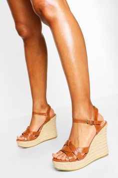 Hãy chọn loại quai có thiết kế hình chữ “Y”, chúng sẽ tạo cảm giác chân bạn trông thon hơn. Hãy chọn loại quai có thiết kế hình chữ “Y”, chúng sẽ tạo cảm giác chân bạn trông thon hơn.