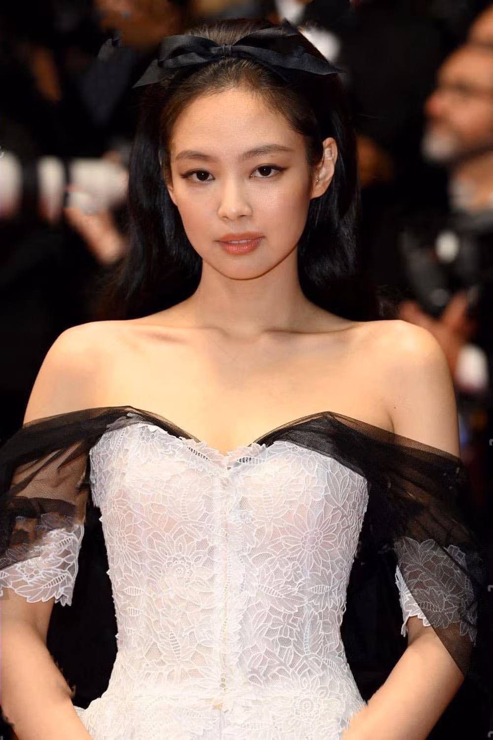 Với thảm đỏ LHP Cannes, Jennie đã làm việc với đội ngũ của Chanel để chọn thiết kế Haute Couture 2020 của Giám đốc sáng tạo Virginie Viard.