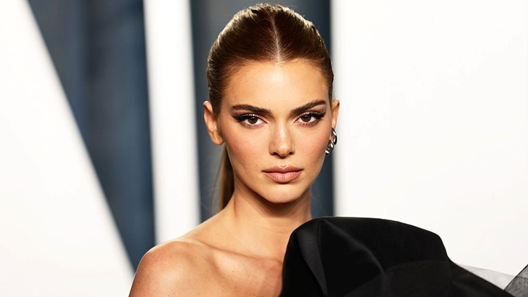 Một vẻ mặt lạnh lùng được cho là thanh lịch hơn nhiều so với một khuôn mặt tươi cười.