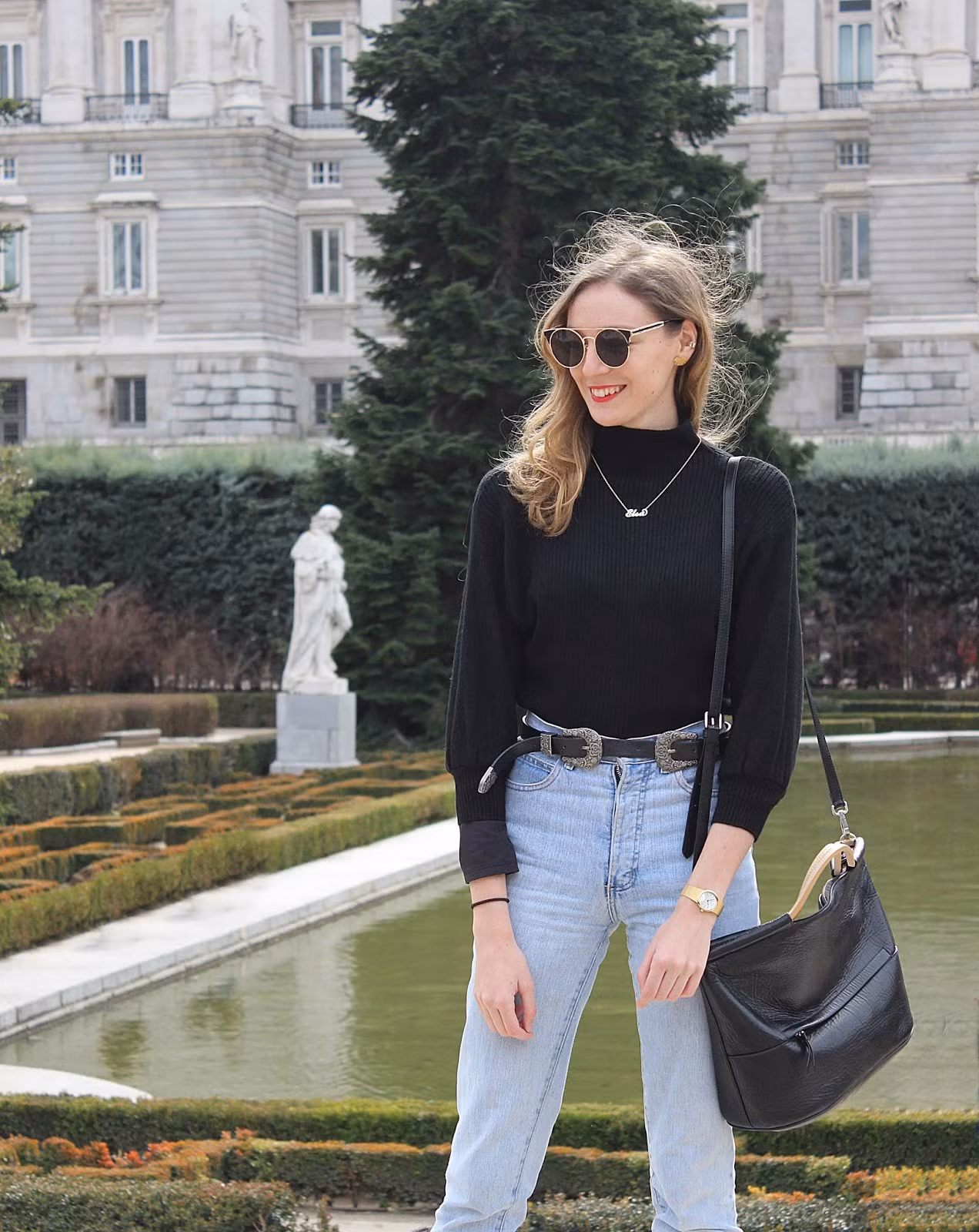 Đeo thắt lưng cùng quần jeans là một mẹo hay để tạo điểm nhấn. Đeo thắt lưng cùng quần jeans là một mẹo hay để tạo điểm nhấn.