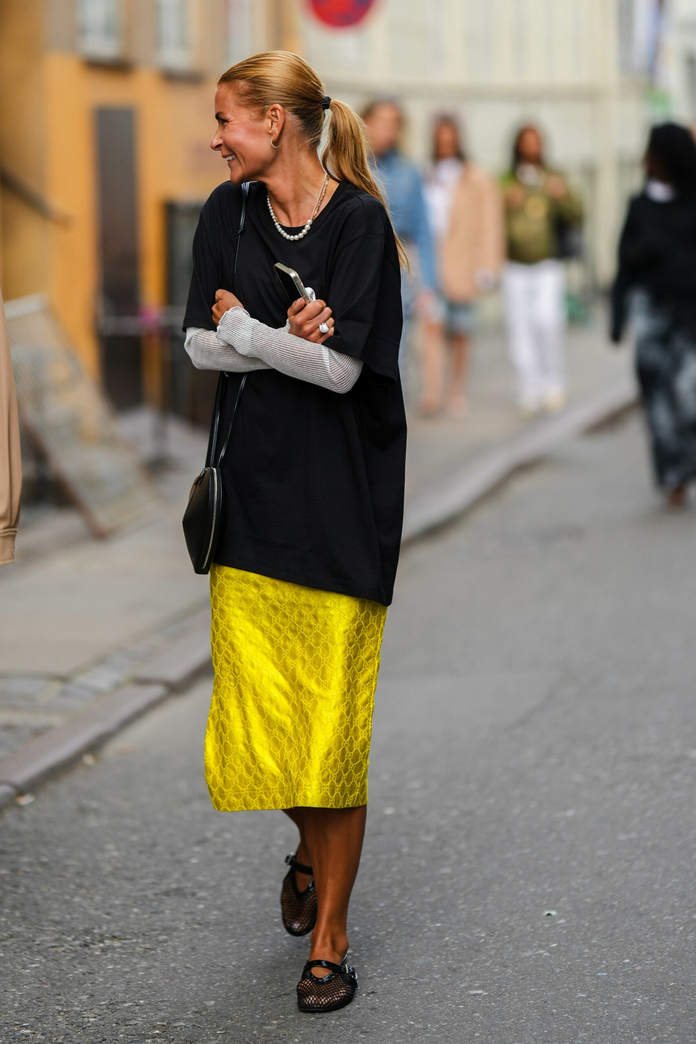 Giày lưới xuất hiện từ sàn diễn đến street style và trong tủ đồ của các fashionista. Giày lưới xuất hiện từ sàn diễn đến street style và trong tủ đồ của các fashionista.