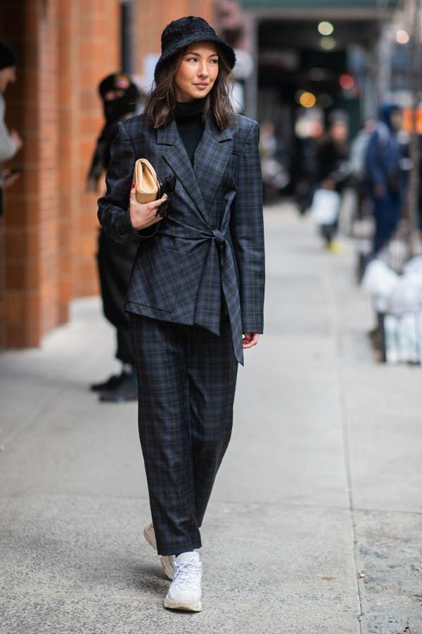 Các chi tiết menswear sẽ hoàn hảo hơn khi bạn trang điểm tông tươi sáng, chọn phụ kiện và túi xách hào nhoáng, ấn tượng.