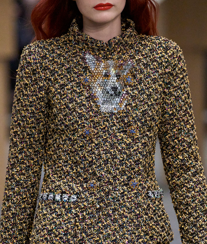 Chú chó corgi lấp lánh trên nền vải tweed, điều khó mà tưởng tượng trước kia đồ Chanel sẽ làm. Chú chó corgi lấp lánh trên nền vải tweed, điều khó mà tưởng tượng trước kia đồ Chanel sẽ làm.