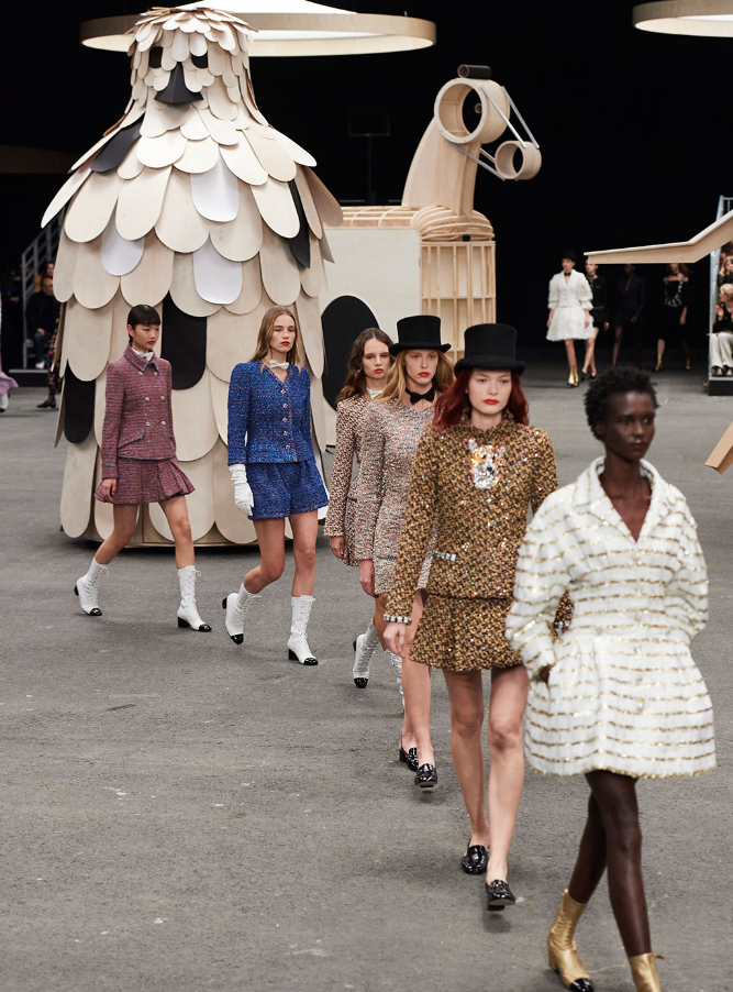 Người ta lại được nhìn thấy những sân khấu ngoạn mục của Chanel trước đây. Người ta lại được nhìn thấy những sân khấu ngoạn mục của Chanel trước đây.