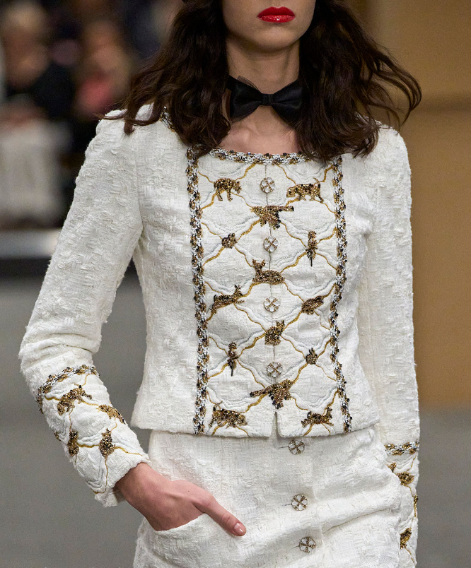 Áo vest thêu họa tiết hươu nai bằng chỉ vàng. Áo vest thêu họa tiết hươu nai bằng chỉ vàng.