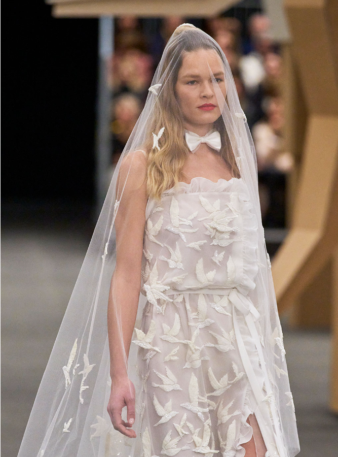 Chiếc đầm cưới kết show với họa tiết chim én. Chiếc đầm cưới kết show với họa tiết chim én.