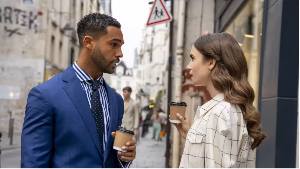 Đây là hình ảnh khán giả đã quen thuộc với Lucien Laviscount trong "Emily In Paris".