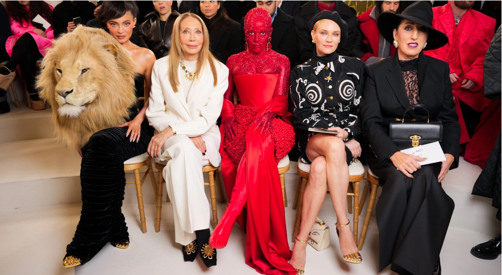 Sau bộ đồ đầu sư tử, Kylie Jenner trở nên hot nhất và các show có mời cô đều hưởng lợi theo. Sau bộ đồ đầu sư tử, Kylie Jenner trở nên hot nhất và các show có mời cô đều hưởng lợi theo.