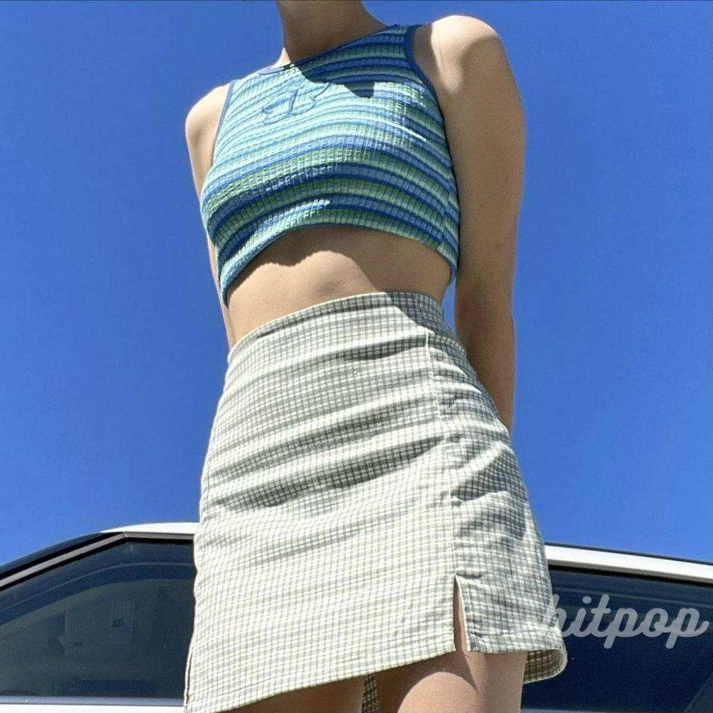 Đơn giản nhưng hiệu quả: Tank top dệt kim + váy ngắn họa tiết ca rô vintage.