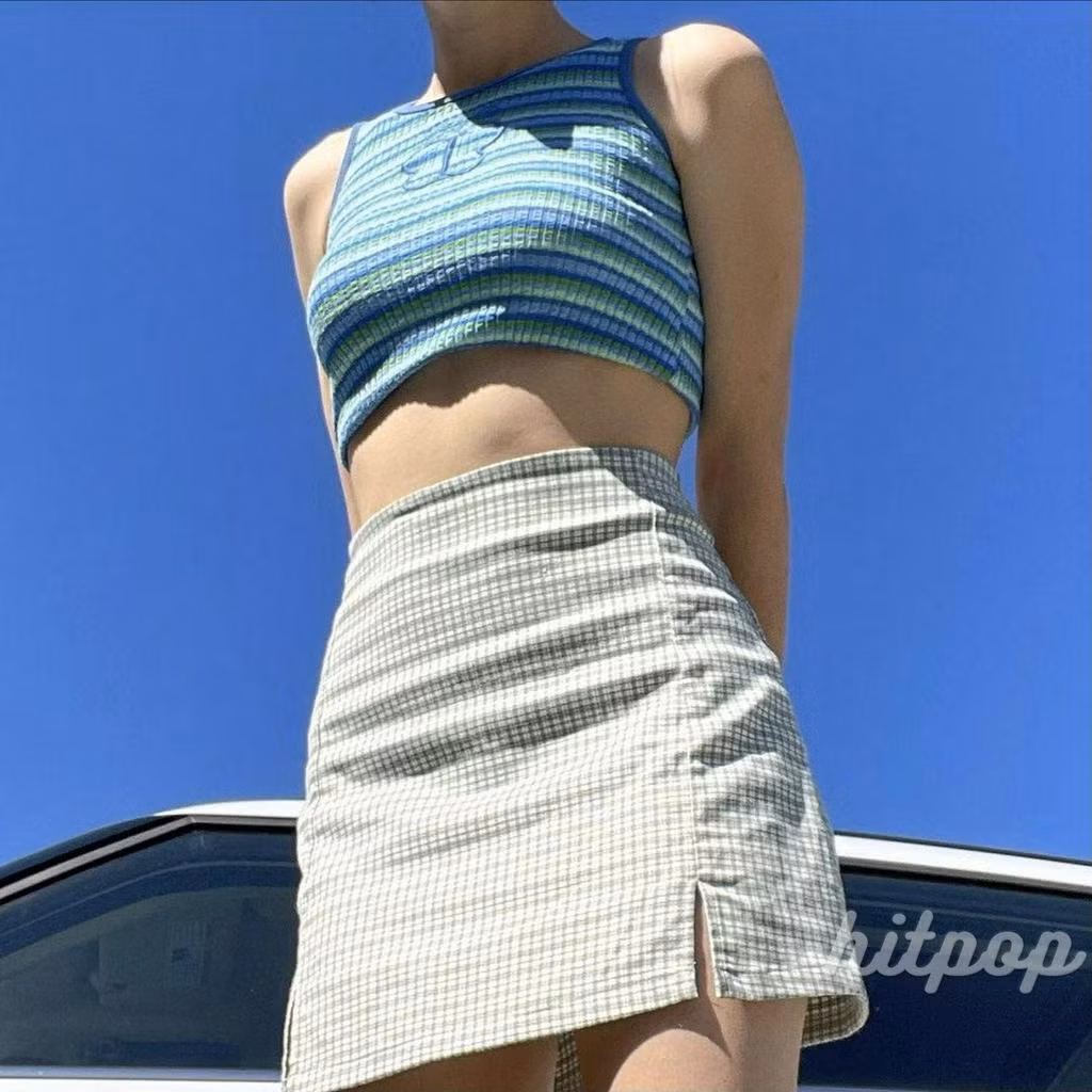 Đơn giản nhưng hiệu quả: Tank top dệt kim + váy ngắn họa tiết ca rô vintage.