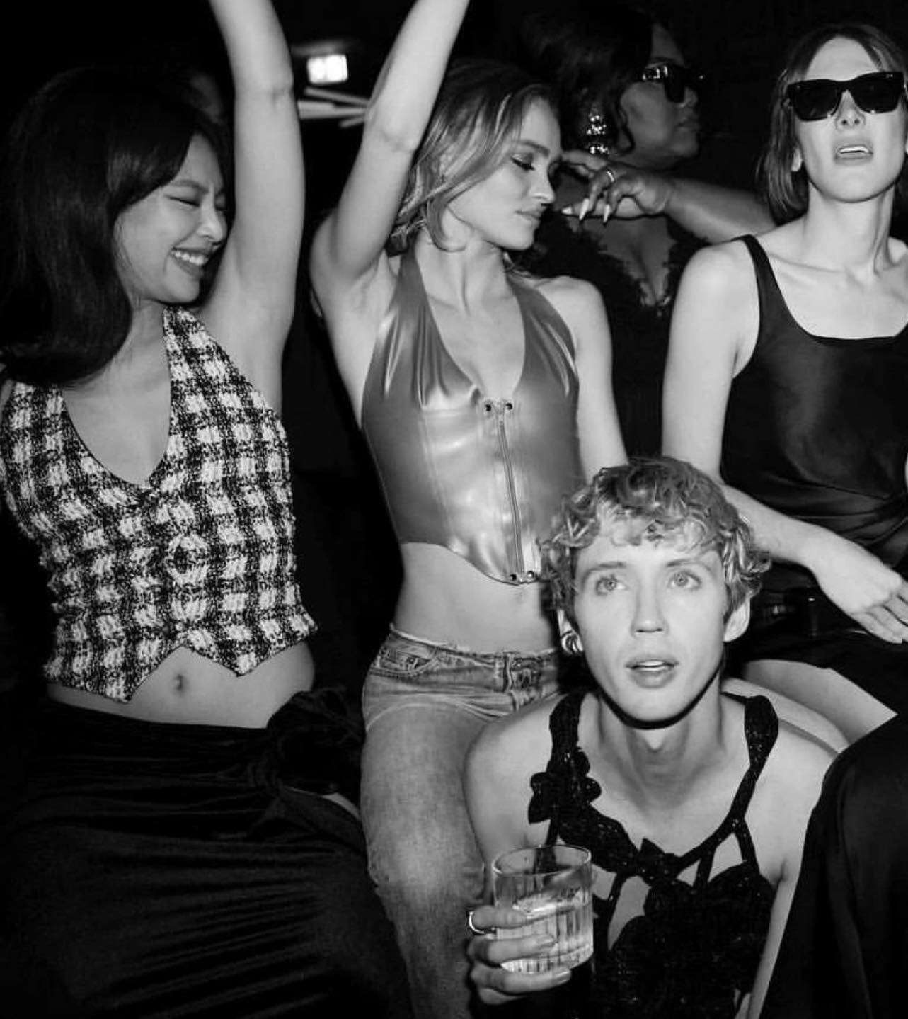 Jennie kể với WWD lời khuyên của Lily dành cho Jennie về diễn xuất cũng rất đơn giản: “Cô ấy chỉ dạy tôi thể hiện bản thân và thoải mái với chính mình, không sợ hãi!". Jennie kể với WWD lời khuyên của Lily dành cho Jennie về diễn xuất cũng rất đơn giản: “Cô ấy chỉ dạy tôi thể hiện bản thân và thoải mái với chính mình, không sợ hãi!".