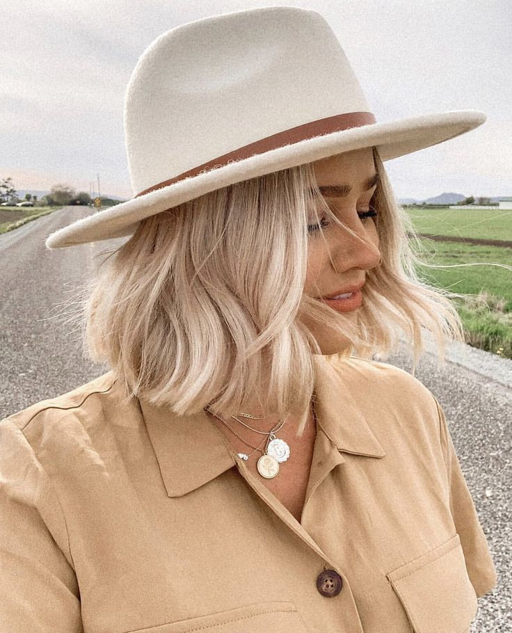 Chiếc mũ có vành luôn gắn liền với hình tượng quý cô sang trọng. Chiếc mũ có vành luôn gắn liền với hình tượng quý cô sang trọng.