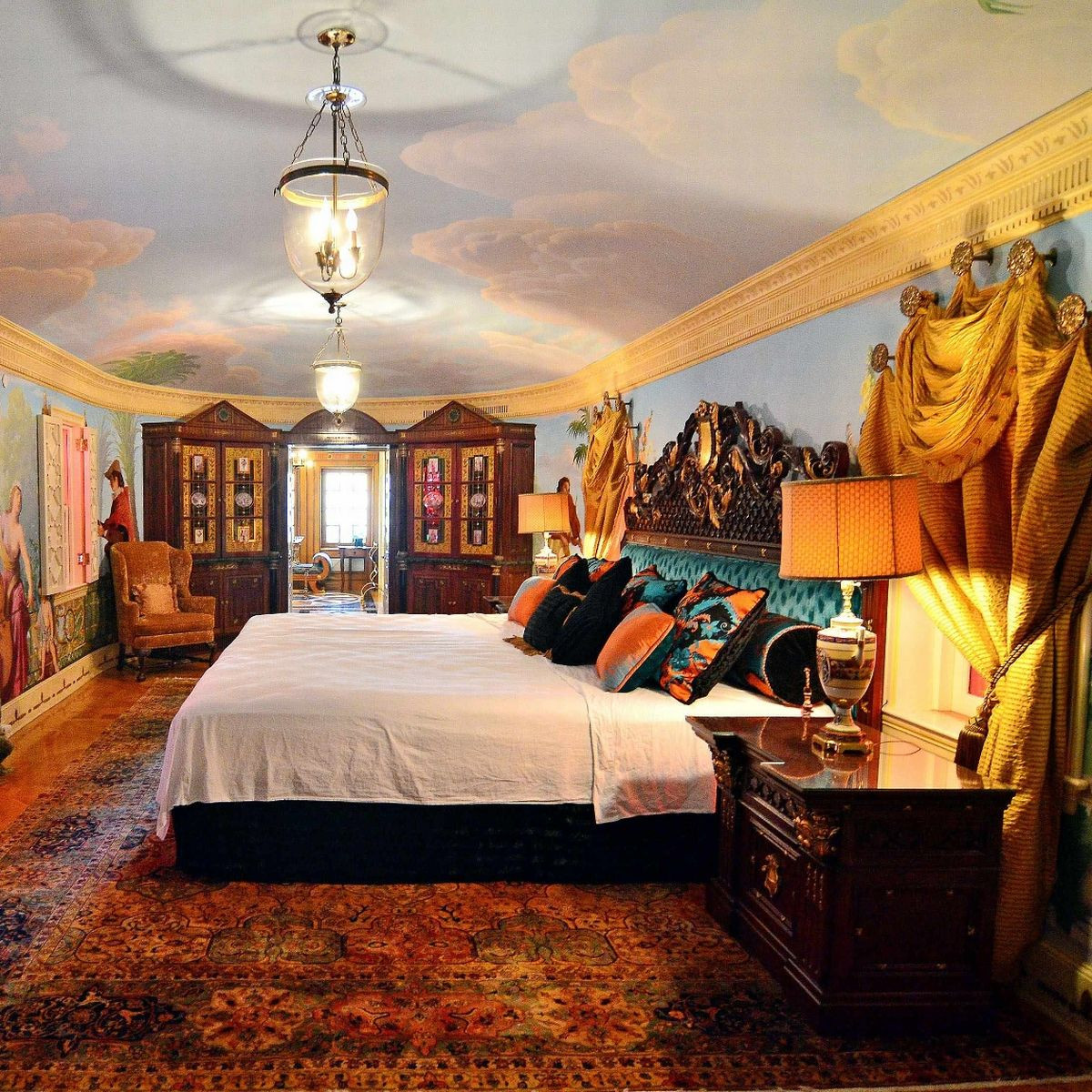 Tông màu chính và nội thất khách sạn đều mang đậm phong cách Versace. Tông màu chính và nội thất khách sạn đều mang đậm phong cách Versace.