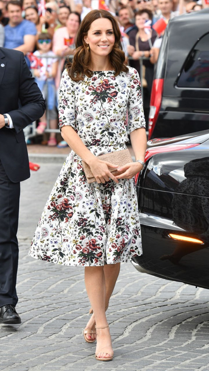 Công nương Kate Middleton chỉ được nhìn thấy đi giày sandal cao gót một vài lần. Công nương Kate Middleton chỉ được nhìn thấy đi giày sandal cao gót một vài lần.