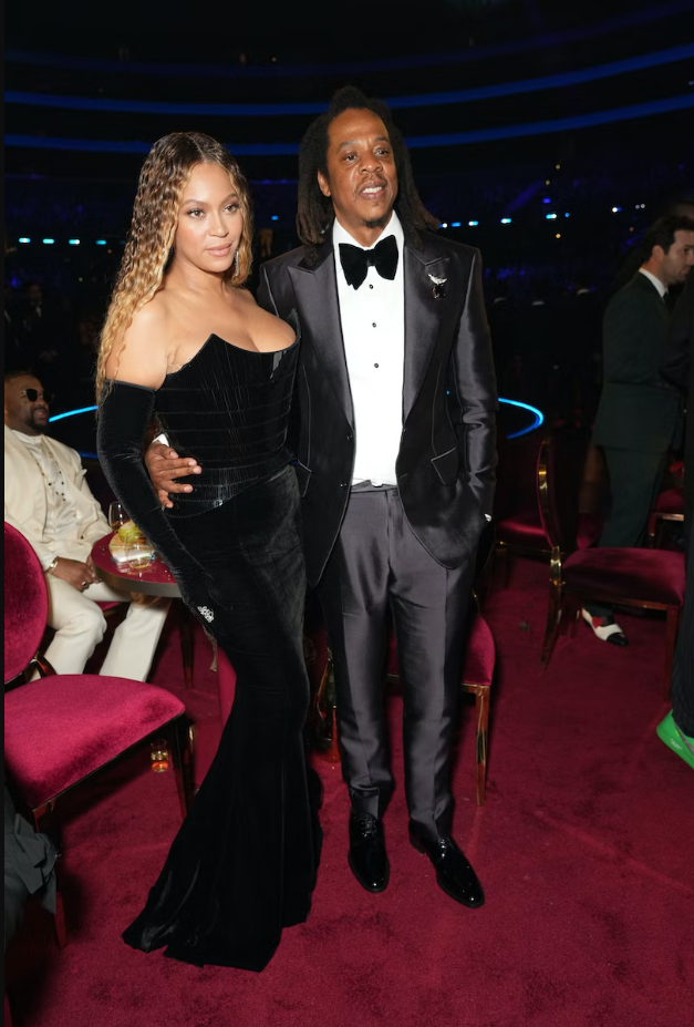 Chiếc váy nổi bật với phiên bản gọn hơn của chiếc áo corset tráng gương đã trình diễn trên sàn diễn ở Paris vào tháng trước. Sau đó, chiếc váy cột nhung dài và đôi găng tay opera phù hợp đã hoàn thiện vẻ ngoài để nâng ly chúc mừng chiến thắng của Beyoncé.